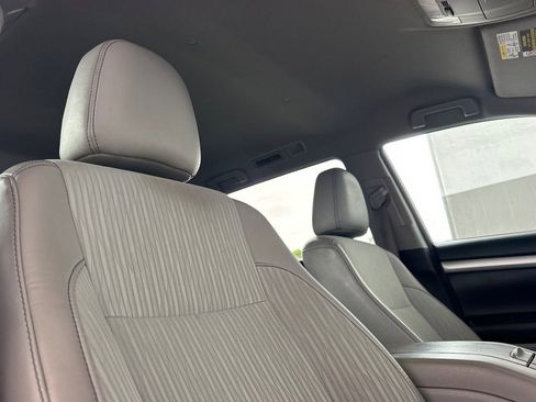Used 2016 Toyota Highlander Plus w/ Preferred Accessory Package FWD image 22