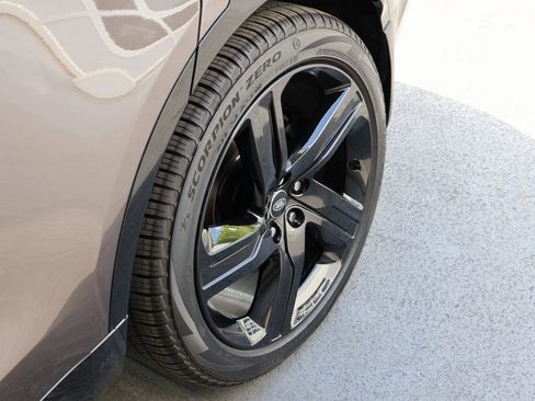 Used 2025 Land Rover Discovery Metropolitan Edition image 84