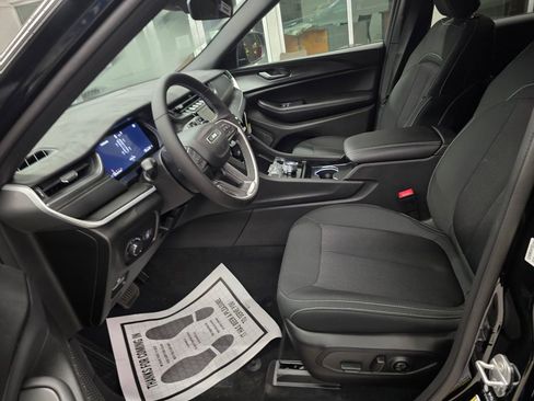 New 2025 Jeep Grand Cherokee Laredo w/ Luxury Tech Group I RWD image 15
