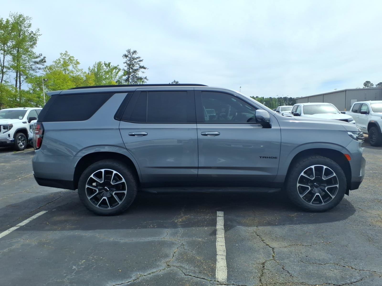 Used 2022 Chevrolet Tahoe RST w/ Luxury Package RWD image 3