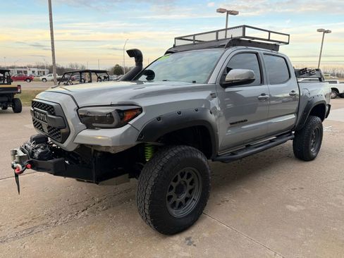 Used 2018 Toyota Tacoma TRD Off-Road image 4