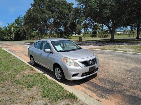 Used 2013 Nissan Versa SV FWD image 1