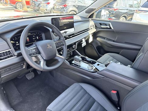 New 2025 Mitsubishi Outlander SE image 15