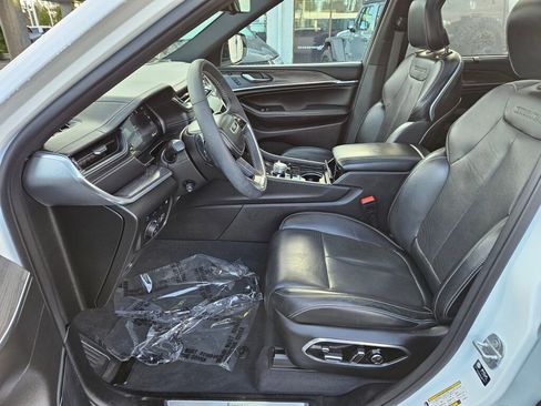 Used 2023 Jeep Grand Cherokee Overland w/ Luxury Tech Group IV image 16