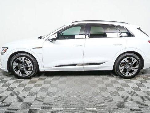 Certified 2022 Audi e-tron Premium image 32