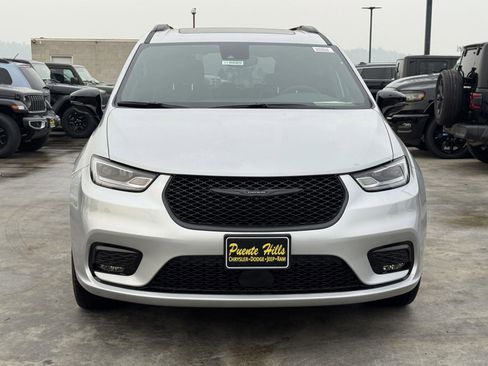 New 2026 Chrysler Pacifica Limited w/ S Appearance Package image 2