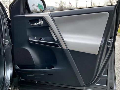 Used 2018 Toyota RAV4 Limited image 22