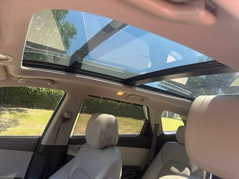 Used 2017 Hyundai Santa Fe Limited FWD image 11