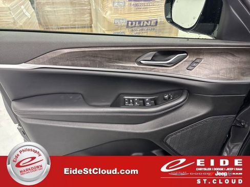 New 2025 Jeep Grand Cherokee Limited w/ Trailer Tow Package image 16