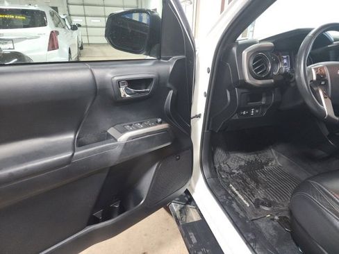Used 2018 Toyota Tacoma SR image 9