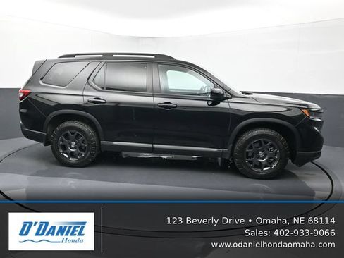 Used 2025 Honda Pilot TrailSport image 7