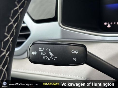 Certified 2025 Volkswagen Taos SE w/ Panoramic Sunroof Package image 35