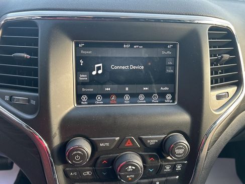 Used 2020 Jeep Grand Cherokee Laredo image 15