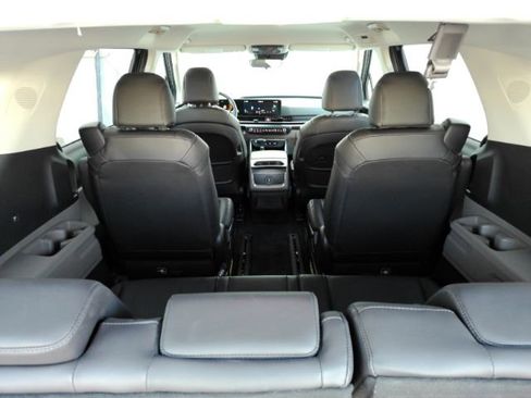 Used 2025 Kia Carnival FWD image 25