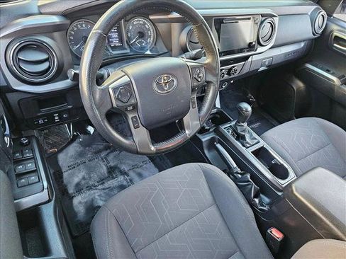 Used 2018 Toyota Tacoma TRD Sport image 9
