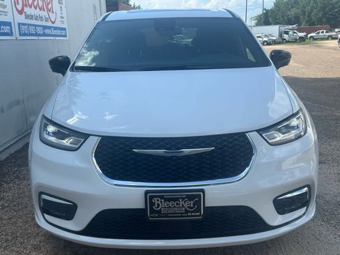 New 2025 Chrysler Pacifica Select w/ Uconnect Theater Family Group image 5