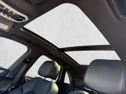 Used 2024 Porsche Macan image 21