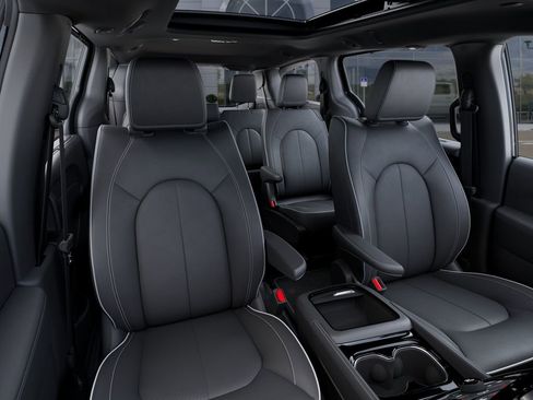 New 2026 Chrysler Pacifica Limited w/ Uconnect Theater Family Group FWD image 17