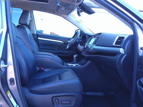 Used 2017 Toyota Highlander XLE w/ Protection Package #3 AWD/4WD image 10