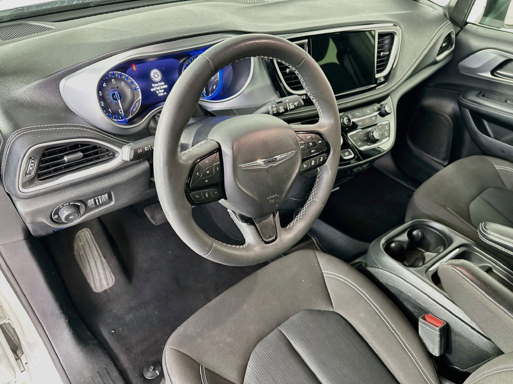 Used 2023 Chrysler Pacifica Touring FWD image 28