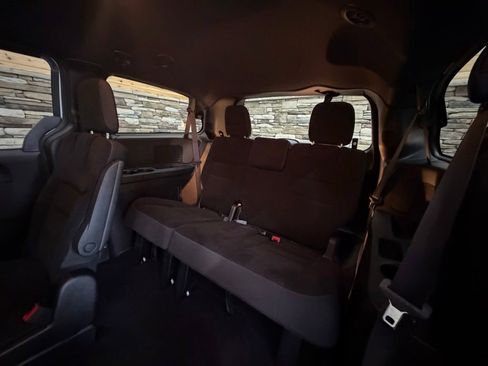 Used 2018 Dodge Grand Caravan SE FWD image 27