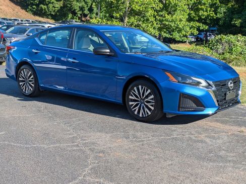 Used 2025 Nissan Altima 2.5 SV FWD image 8