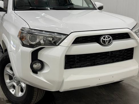 Used 2019 Toyota 4Runner SR5 AWD/4WD image 40
