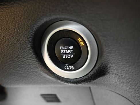 Used 2025 Chrysler Pacifica Limited FWD image 23