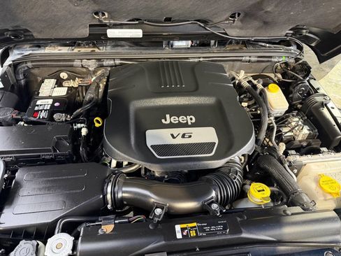 Used 2018 Jeep Wrangler Unlimited Sahara w/ Connectivity Group image 27