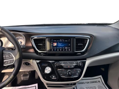 Used 2019 Chrysler Pacifica Touring Plus image 17