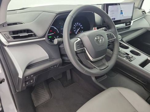 Used 2025 Toyota Sienna XLE FWD image 14