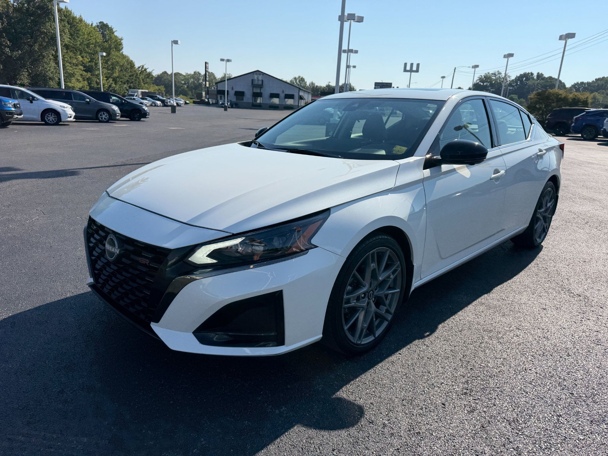 Used 2024 Nissan Altima 2.0 SR FWD image 3