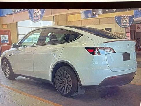 Used 2024 Tesla Model Y Long Range AWD/4WD image 2