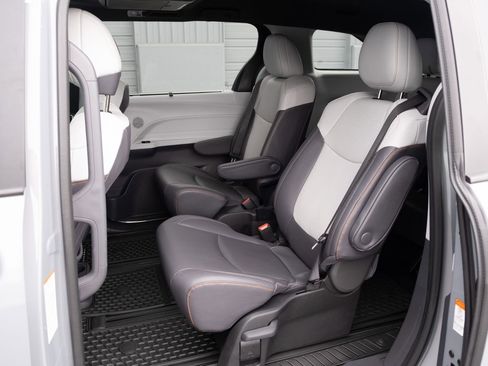 Used 2024 Toyota Sienna XSE image 18