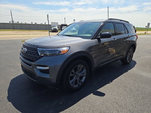 Certified 2022 Ford Explorer XLT w/ Equipment Group 202A image 8
