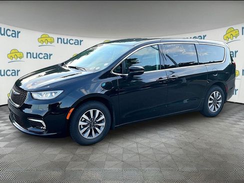 Used 2023 Chrysler Pacifica Touring-L FWD image 3