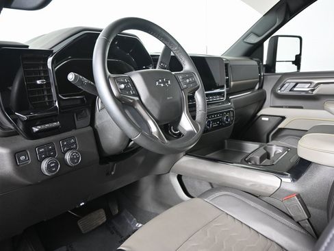 Used 2025 Chevrolet Silverado 2500 ZR2 w/ Technology Package image 23
