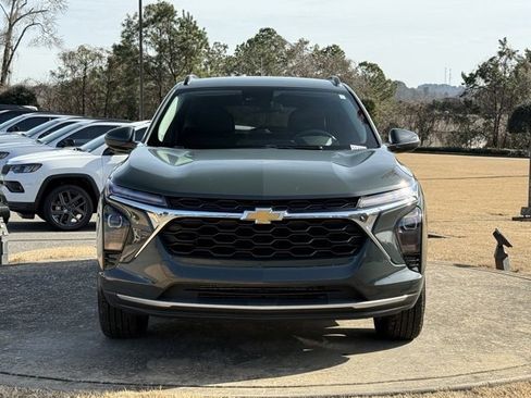 Used 2025 Chevrolet Trax LT image 2