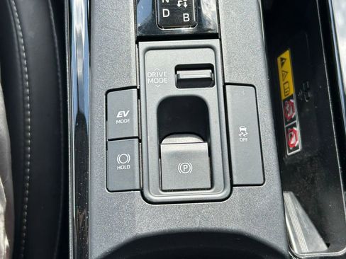 Used 2025 Toyota Prius XLE image 28