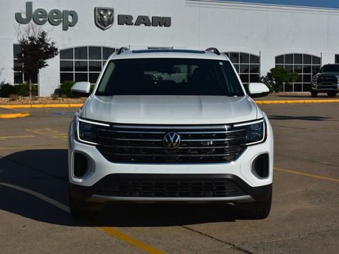 Used 2025 Volkswagen Atlas SE w/ Panoramic Sunroof Package FWD image 2