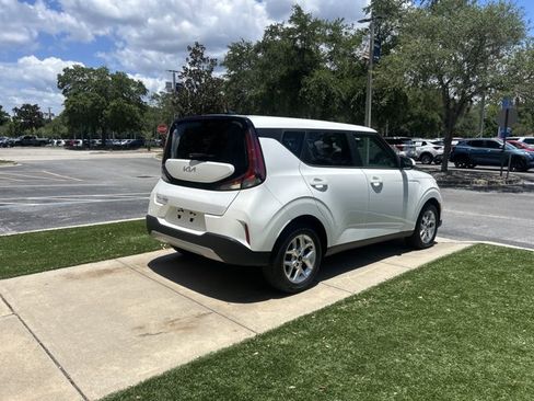 Used 2024 Kia Soul LX w/ Option Group 015 FWD image 3