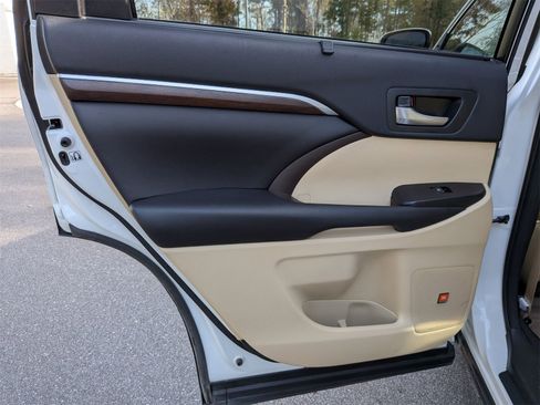 Used 2016 Toyota Highlander Limited image 28