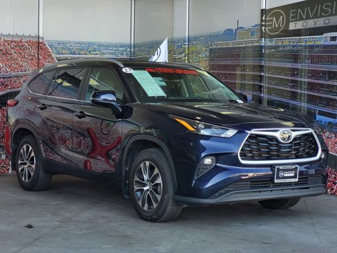 Certified 2023 Toyota Highlander XLE image 1