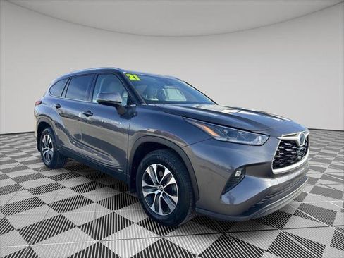 Certified 2021 Toyota Highlander XLE image 1