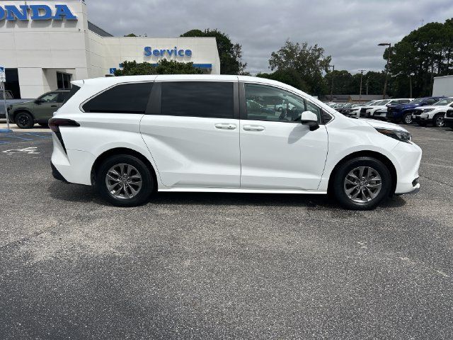 Used 2024 Toyota Sienna LE AWD/4WD image 7