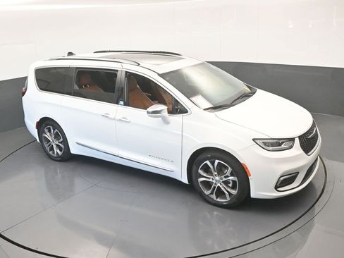 Used 2024 Chrysler Pacifica Pinnacle image 68