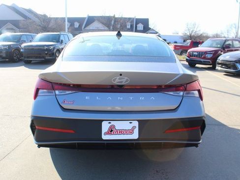 New 2026 Hyundai Elantra SE image 4