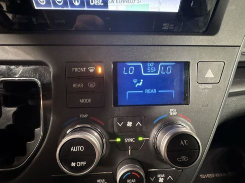 Used 2016 Toyota Sienna SE Premium image 27