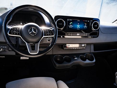 Used 2022 Mercedes-Benz Sprinter 3500 image 4