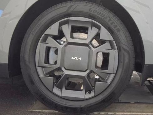 Used 2025 Kia Carnival EX FWD image 5